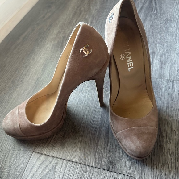 Chanel Women's Tan Heels - Picture 1 of 4